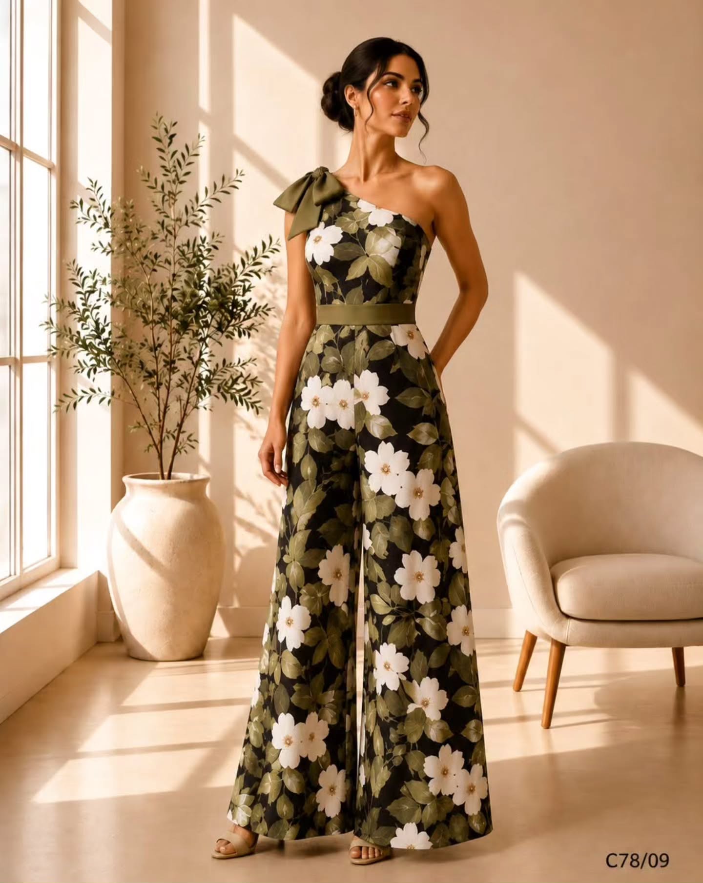 Elegância com personalidade. ✨

O macacão de um ombro só ganha charme com o laço no ombro, a cintura marcada e a pantalona de caimento amplo, que alonga a silhueta e traz movimento. A estampa floral completa a proposta com sofisticação e le