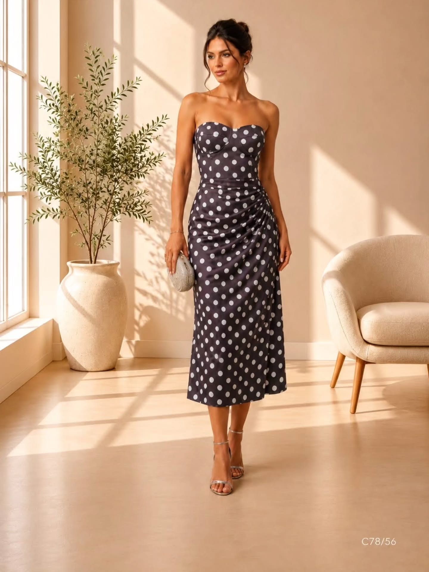 O poá está de volta em evidência — e prova que alguns clássicos nunca perdem o seu lugar na moda. ✨

Feminino, elegante e atemporal, ele transita com facilidade entre um almoço especial, aniversário, casamento durante o dia, jantar ou aquel