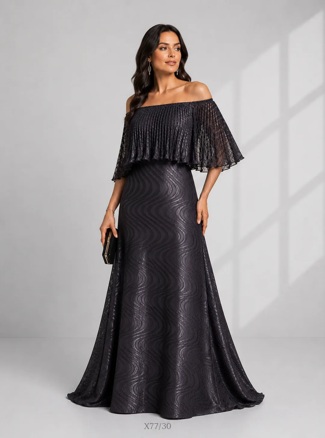 Vestido Longo Ombro a Ombro com Pelerine Plissada